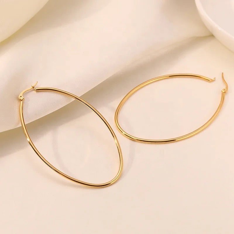 Oval perfect simple 18k gold earring for women